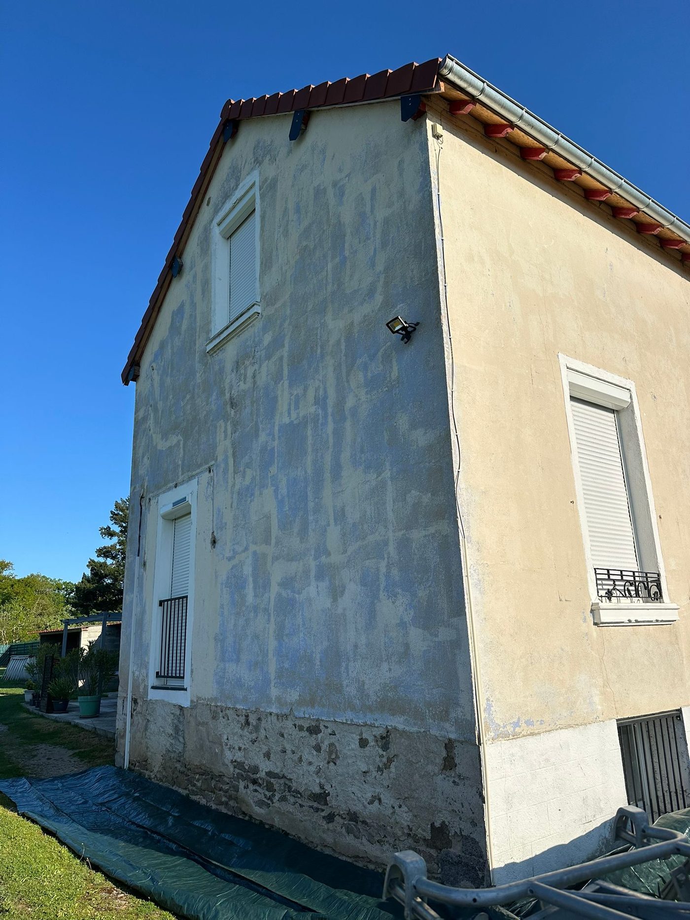 Façade rénovée à l'enduit — couvreur M. TOUVERON près de Montluçon