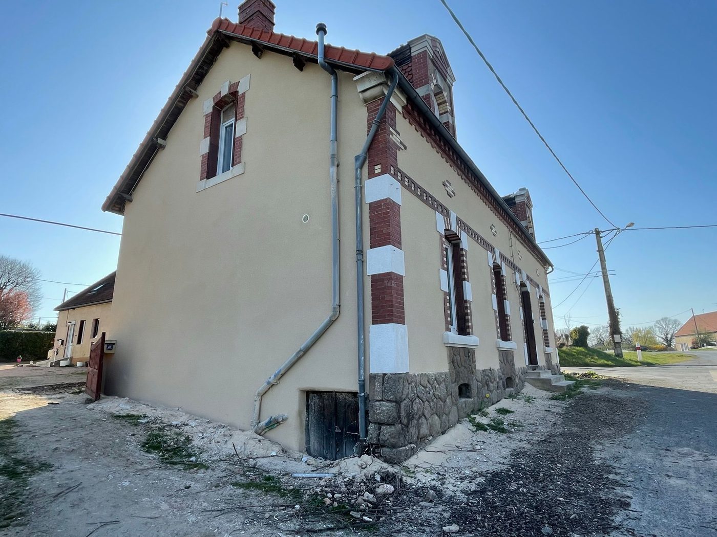 Façade rénovée, maison de ville — couvreur M. TOUVERON près de Montluçon