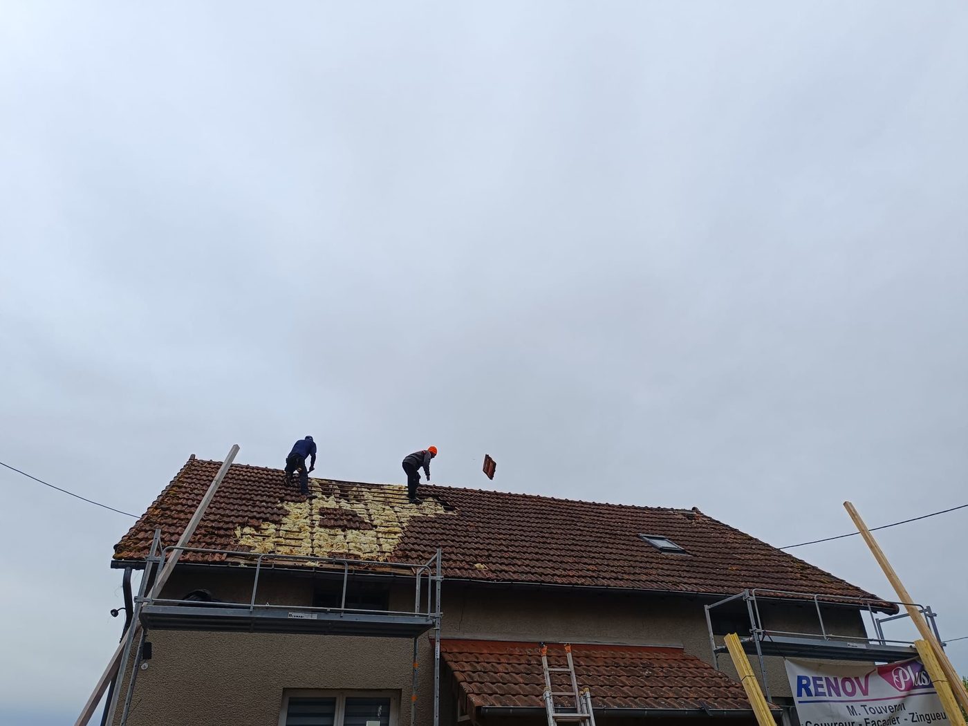 Pose de tuiles, chantier en cours — couvreur M. TOUVERON près de Montluçon