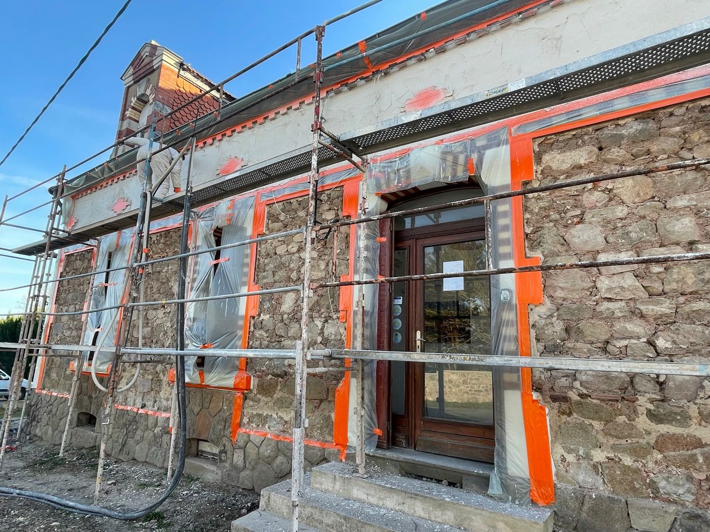 Application d'enduit de façade — couvreur M. TOUVERON près de Montluçon