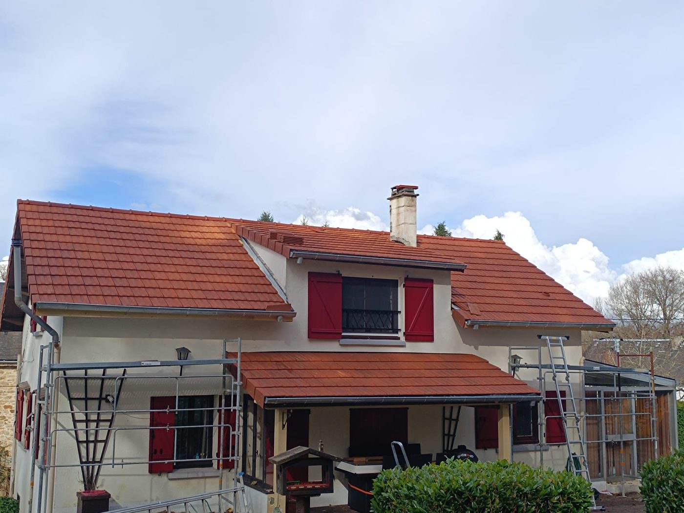 Rénovation de toiture, maison aux volets rouges — couvreur M. TOUVERON près de Montluçon