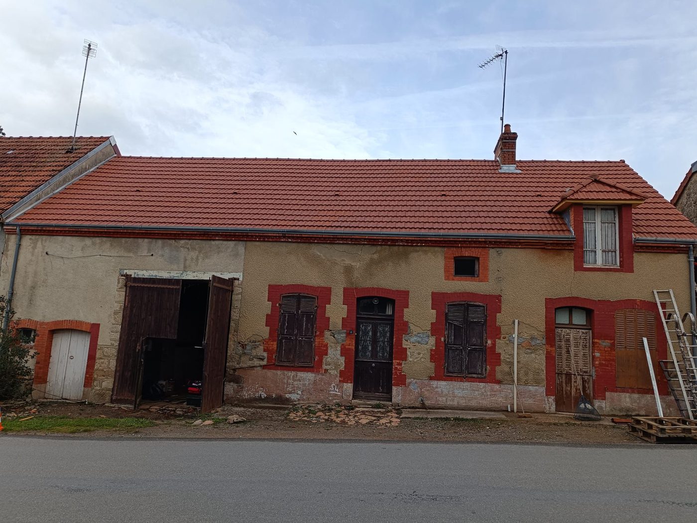 Toiture rénovée, maison ancienne en pierre — couvreur M. TOUVERON près de Montluçon